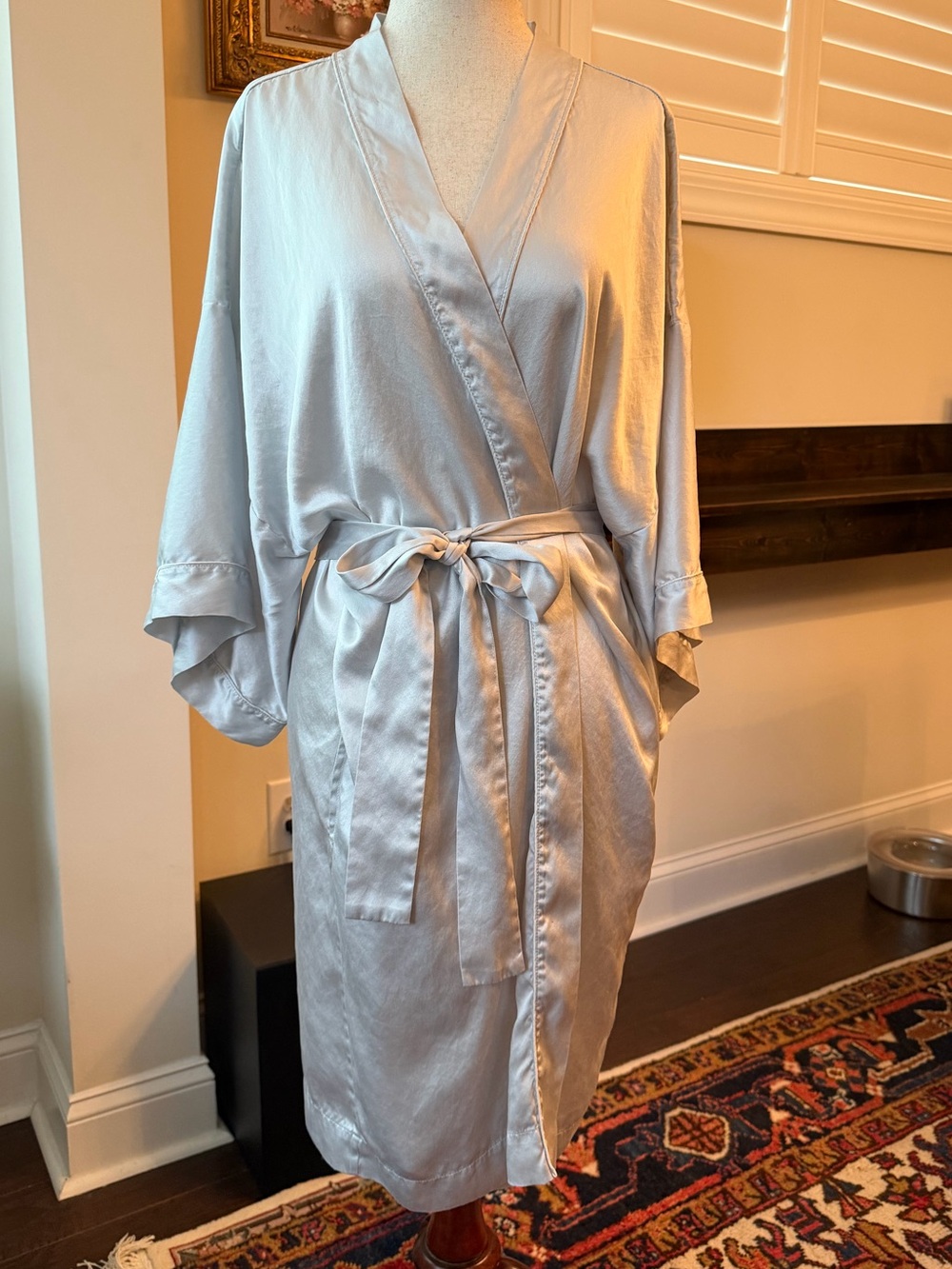 Neiman Marcus Intimates silk short kimono robe - Silver Gray